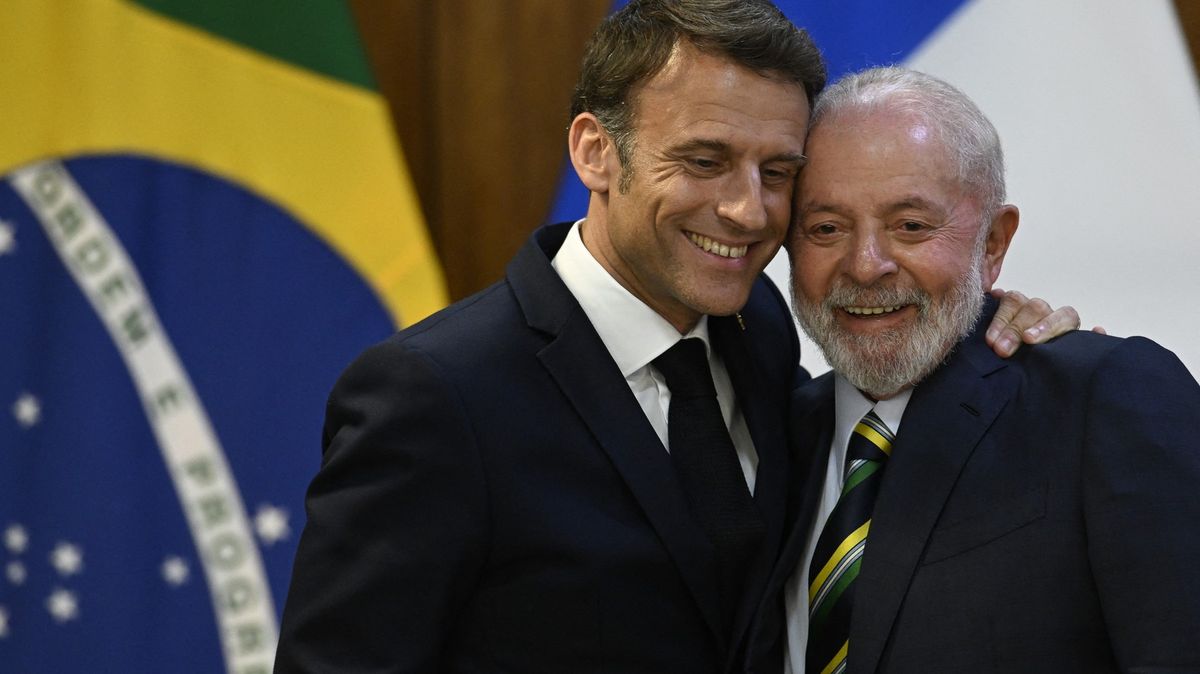 „Jako novomanželé“. Vřelé fotky prezidentů Francie a Brazílie baví internet